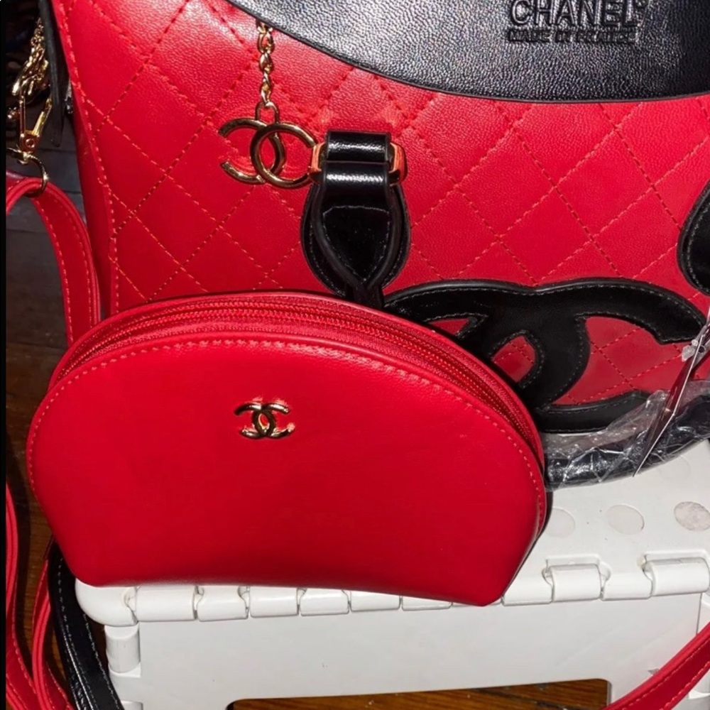 Purse with clutch
